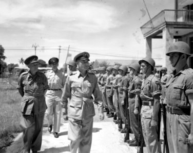 Plechtigheid overdracht commando bij het hoofdkwartier. Kolonel J.W. Sluyter en , Bestanddeelnr 10501
