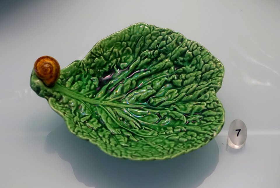 Plate for serving olives, Fabrica de Faiancas de Caldas da Rainha, 1901, faience - Museu Nacional de Soares dos Reis - Porto, Portugal - DSC00362