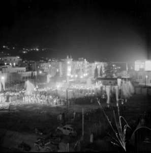 Plechtigheid bij avond op 15 mei 1949 op een plein in Haifa bij gelegeheid van d, Bestanddeelnr 255-0998
