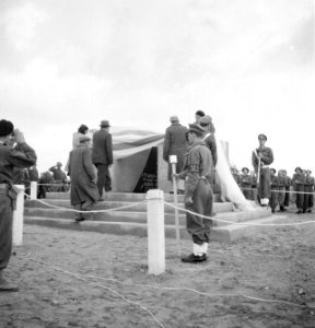 Plechtigheid bij een monument op 15 mei 1949 bij de de eerste verjaardag van Is…, Bestanddeelnr 255-1013