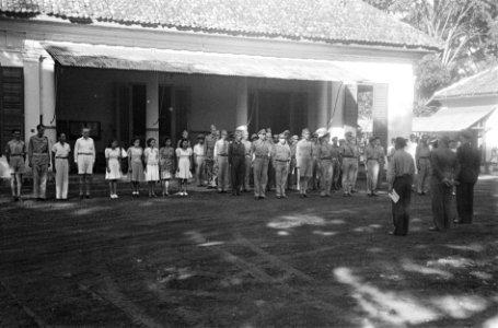 Plechtigheid (verlenen buitenlandse onderscheiding). Op de rug gezien, de adjud, Bestanddeelnr 6095