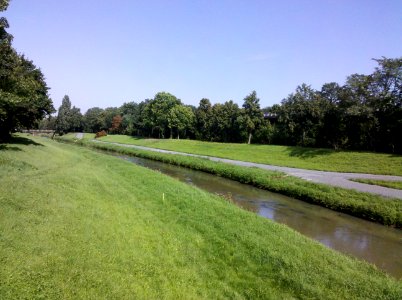 Pleißeaue mit der alten Parkwegbrücke im Hintergrund Ende August 2017