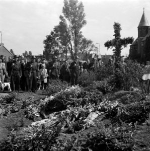Plechtigheid bij de graven van gefusilleerden te Zijpe en St Pancras, Bestanddeelnr 900-3382