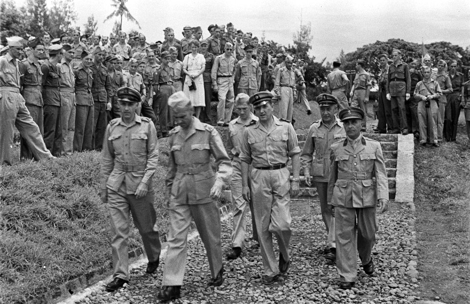 Plechtigheid T-Brigade op Ereveld Tjandi (Candi) Kolonel DRA van Langen arri, Bestanddeelnr 181-3-2