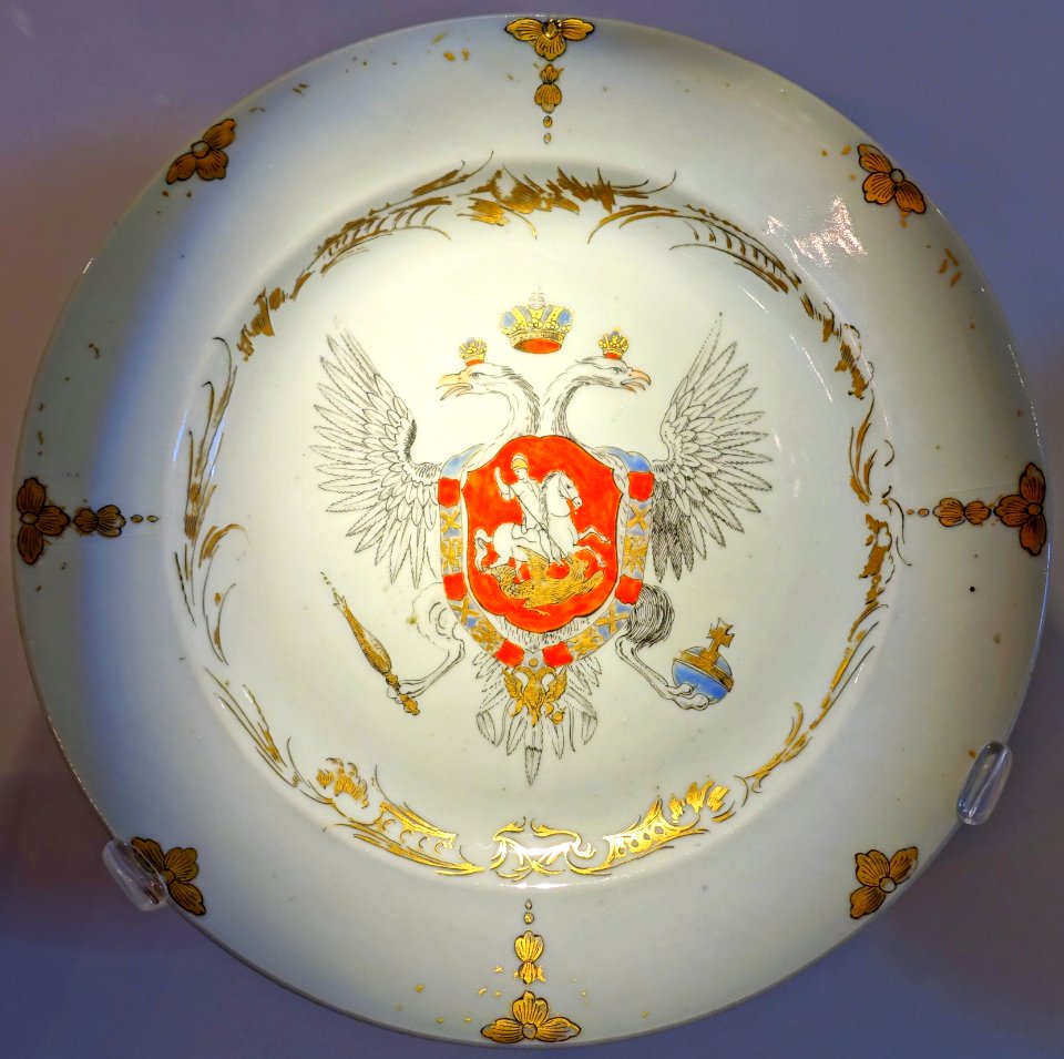 Plate with the Russian Imperial Arms, China, Qing dynasty, Qianlong period, c. 1745, porcelain, polychrome enamel, gold - Montreal Museum of Fine Arts - Montreal, Canada - DSC09399