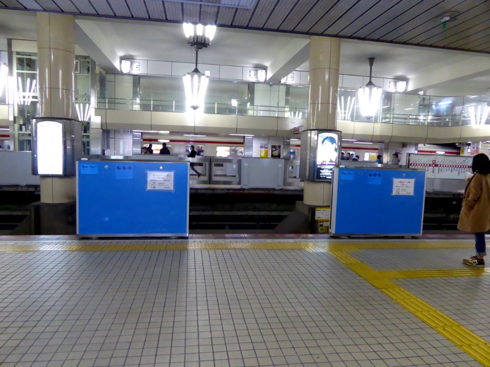 Platform screen door in Shinsaibashi Station