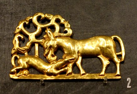 Plaque depicting animal fight, Xiongnu, 200-100 BC, gold - Östasiatiska museet, Stockholm - DSC09562