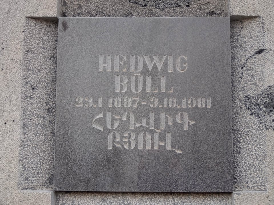 Plaque at Tsitsernakaberd for Hedwig Büll