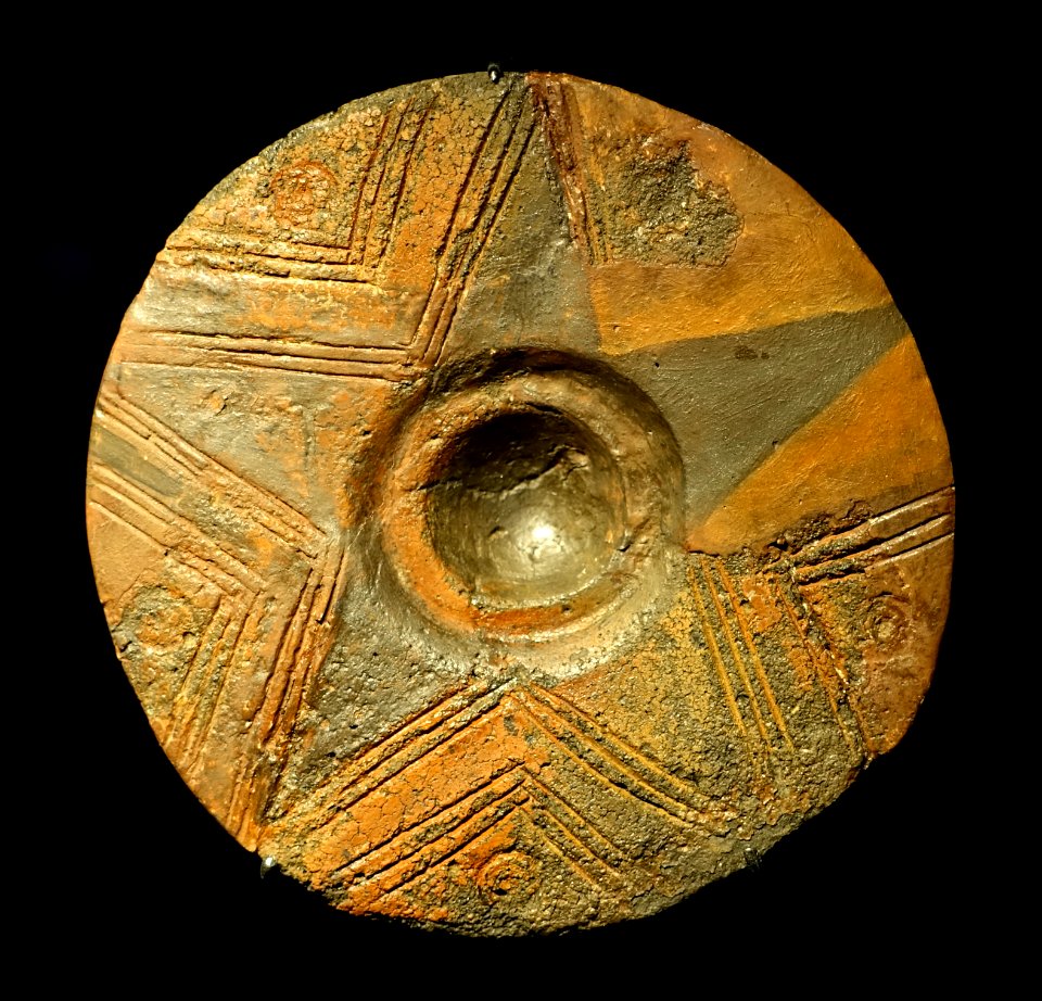 Plate, Alb-Hegau ceramics, 800-650 BC - Landesmuseum Württemberg - Stuttgart, Germany - DSC02777