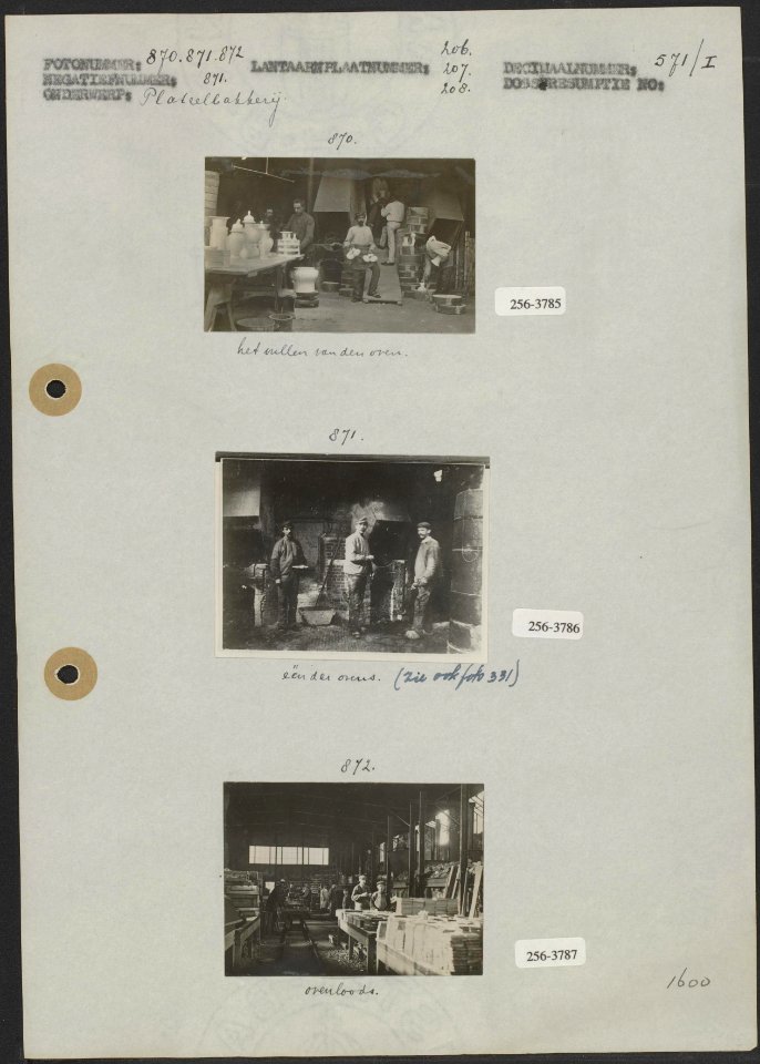 Plateelbakkerij; het vullen van de oven, Bestanddeelnr 256-3785