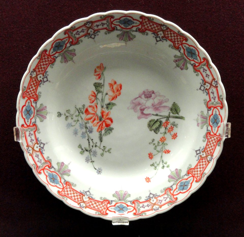 Plate, c. 1730, Du Paquier factory, hard-paste porcelain, overglaze enamels, gilding - Gardiner Museum, Toronto - DSC01021