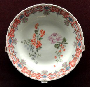 Plate, c. 1730, Du Paquier factory, hard-paste porcelain, overglaze enamels, gilding - Gardiner Museum, Toronto - DSC01021
