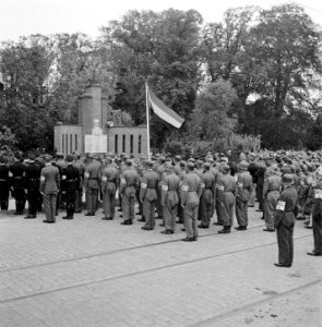 Plechtigheid bij oorlogsmonument Haagsche Schouw 1945