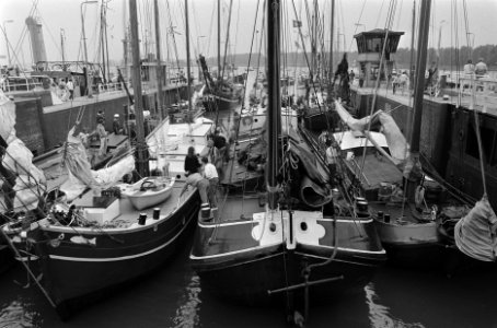Platbodems in Oranjesluizen op weg naar Duitsland voor Sail, Bestanddeelnr 933-7112