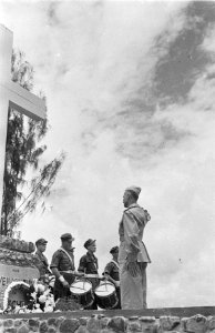 Plechtigheid T-Brigade op Ereveld Tjandi (Candi). Kolonel D.R.A. van Langen salu, Bestanddeelnr 181-3-6