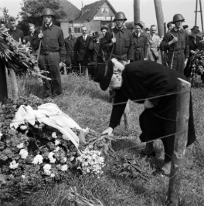 Plechtigheid bij de graven van gefusilleerden te Zijpe en St Pancras, Bestanddeelnr 900-3380