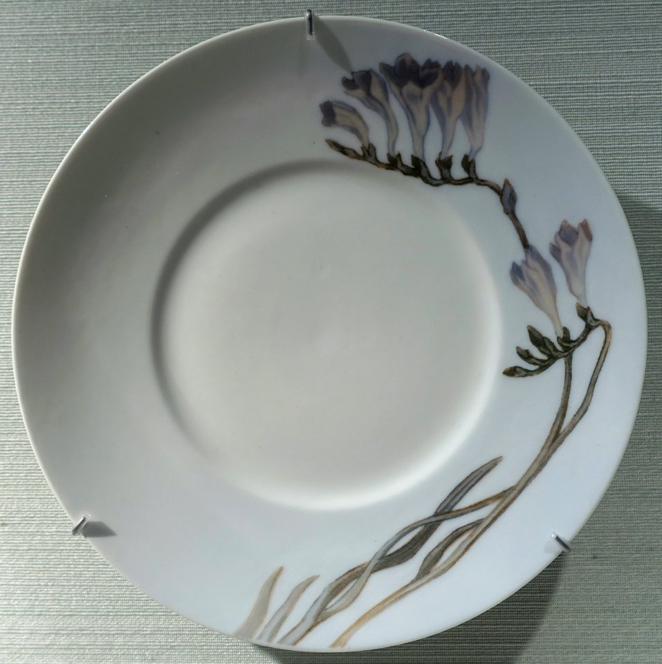 Plate with flower decoration, Royal Porcelain Factory, Copenhagen, c. 1905-1910, porcelain - Hessisches Landesmuseum Darmstadt - Darmstadt, Germany - DSC00757