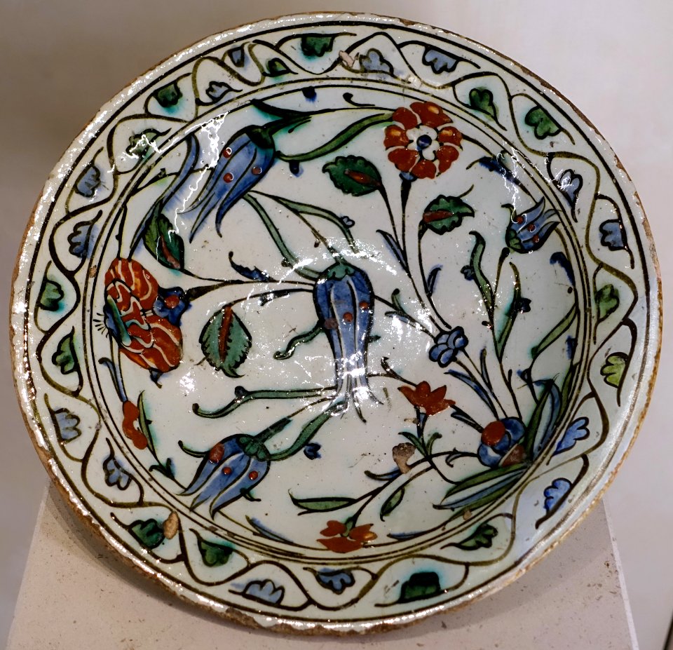 Plate with flowers, Iznik, Turkey, 16th-17th century AD, glazed ceramic - Cinquantenaire Museum - Brussels, Belgium - DSC09089