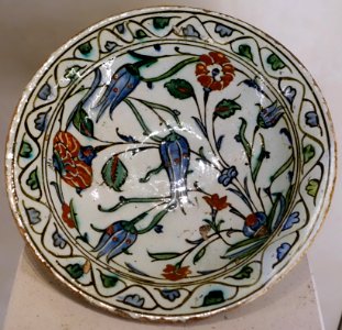 Plate with flowers, Iznik, Turkey, 16th-17th century AD, glazed ceramic - Cinquantenaire Museum - Brussels, Belgium - DSC09089