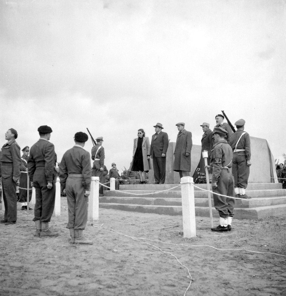 Plechtigheid bij een monument op 15 mei 1949 bij de de eerste verjaardag van Is…, Bestanddeelnr 255-1014