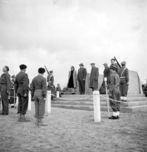 Plechtigheid bij een monument op 15 mei 1949 bij de de eerste verjaardag van Is…, Bestanddeelnr 255-1014