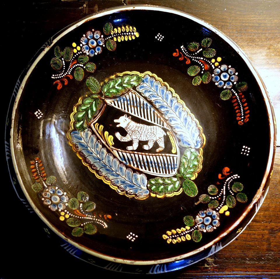 Plate with bear on shield, ceramic - Kelmscott Manor - Oxfordshire, England - DSC00130