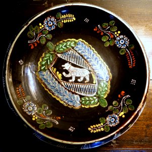 Plate with bear on shield, ceramic - Kelmscott Manor - Oxfordshire, England - DSC00130