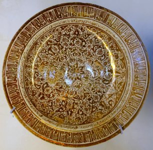 Plate with calligraphy and arabesques, Iran, 12th-13th century AD, glazed lusterware ceramics - Cinquantenaire Museum - Brussels, Belgium - DSC09107