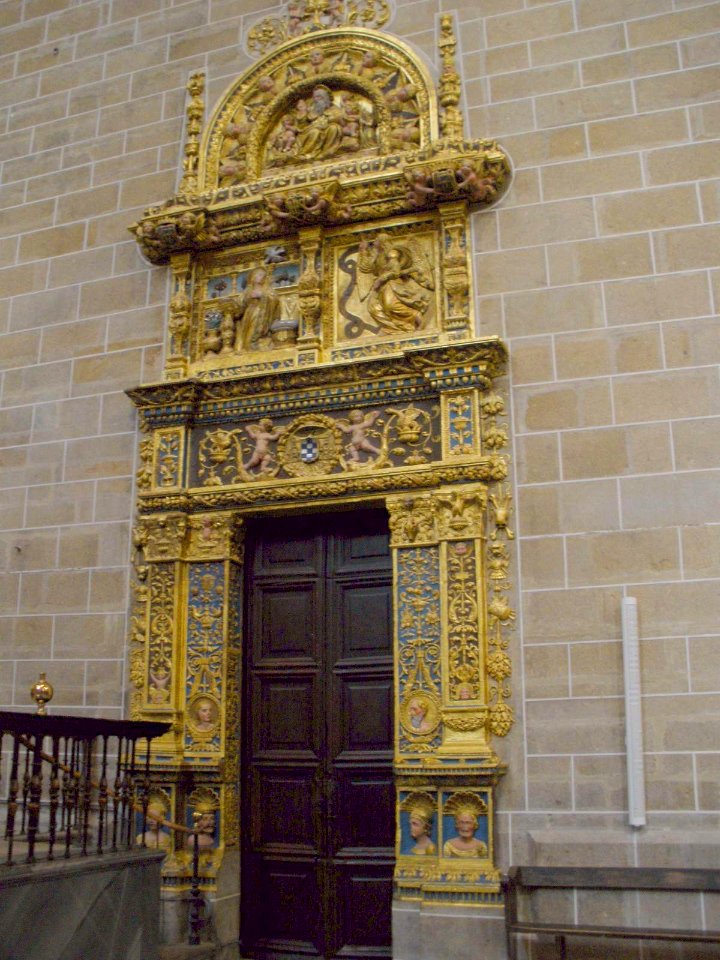 Plasencia - Catedral Nueva, puerta de la sacristia (estilo renacentista plateresco) 2