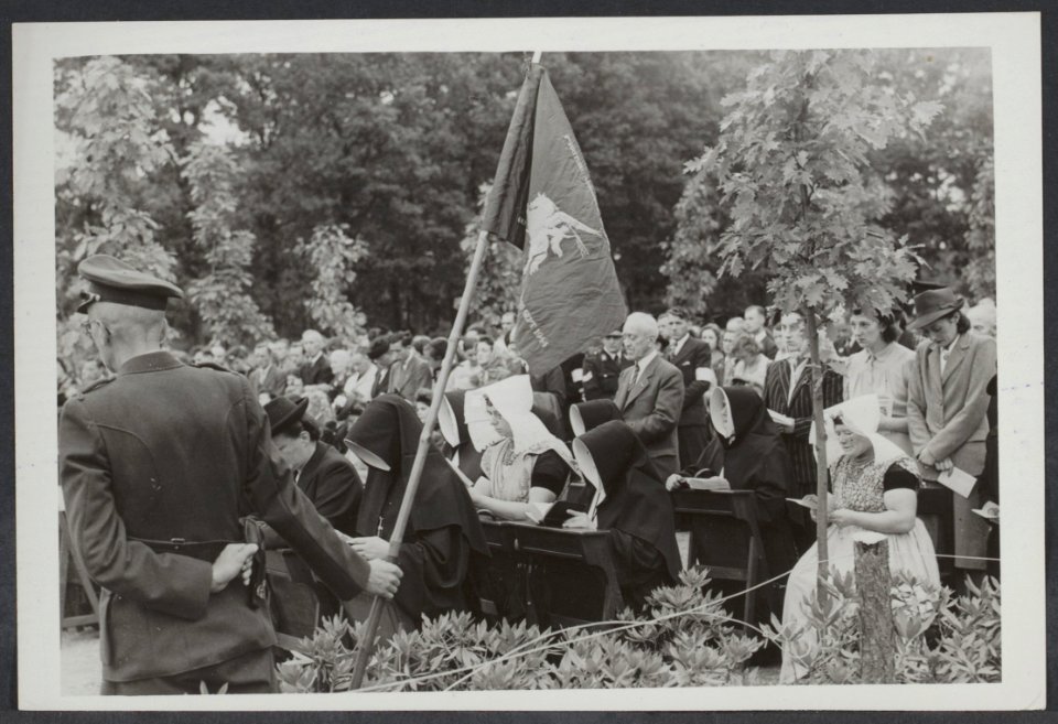 Plechtige herdenking van de Slag om Arnhem op het Airborne kerkhof te Oosterbeek, Bestanddeelnr 24022 054