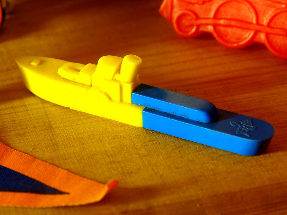 Plastic speelgoed bootje