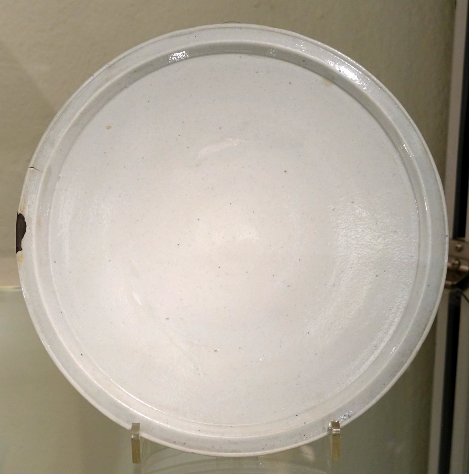 Plate, Korea, Joseon, 15th-16th century AD, porcelain with greyish white glaze, rim repaired with copper lacquer - Östasiatiska museet, Stockholm - DSC09434