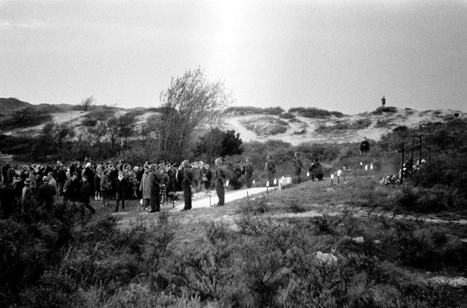 Plechtigheden bij de Dodenherdenking op de Waalsdorpervlakte, Bestanddeelnr 916-3884