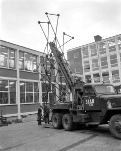 Plastiek van Cees Timmer geplaatst op voorplein van ETS aan de Spaklerweg te Ams, Bestanddeelnr 917-1606