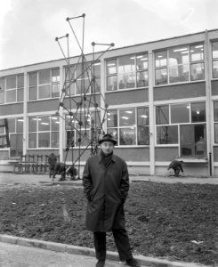 Plastiek van Cees Timmer geplaatst op voorplein van ETS aan de Spaklerweg te Ams, Bestanddeelnr 917-1601