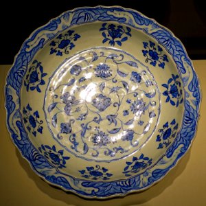 Plate, Iznik, Turkey, 1525-1535 AD, stonepaste painted under glaze - Freer Gallery of Art - DSC04714