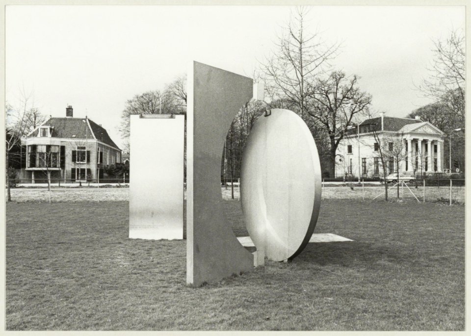 Plastiek gemaakt ter gelegenheid vanhet 100 jarig bestaan van de Koninklijke H.F.C. door de kunstenares mevr. Zwaag-Kuiper op de hoek van de Wagenweg en de Spanjaardslaan. NL-HlmNHA 54011451