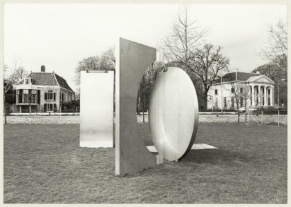 Plastiek gemaakt ter gelegenheid vanhet 100 jarig bestaan van de Koninklijke H.F.C. door de kunstenares mevr. Zwaag-Kuiper op de hoek van de Wagenweg en de Spanjaardslaan. NL-HlmNHA 54011451
