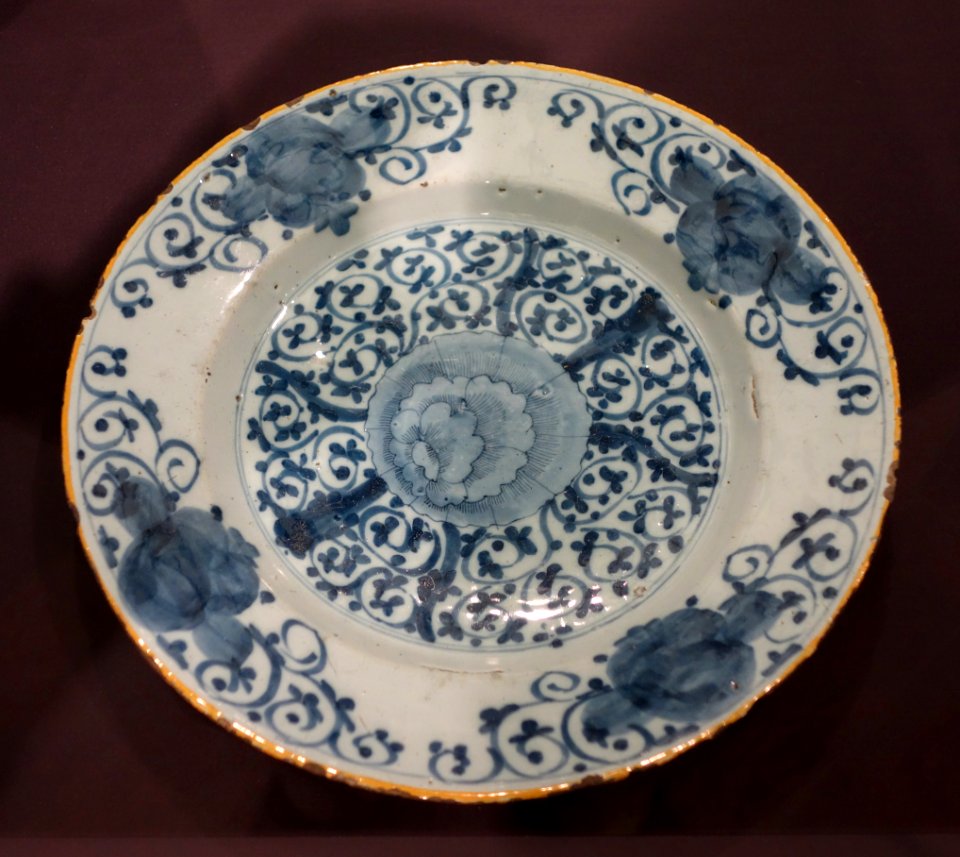 Plate, The Fortune Pottery, Delft, Netherlands, c. 1706-1740, tin-glazed earthenware - Cincinnati Art Museum - DSC04424