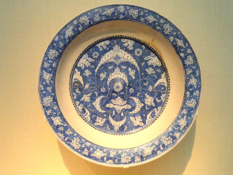 Plate, Iznik, Turkey, c. 1510 AD, stonepaste painted under glaze - Freer Gallery of Art - DSC05432