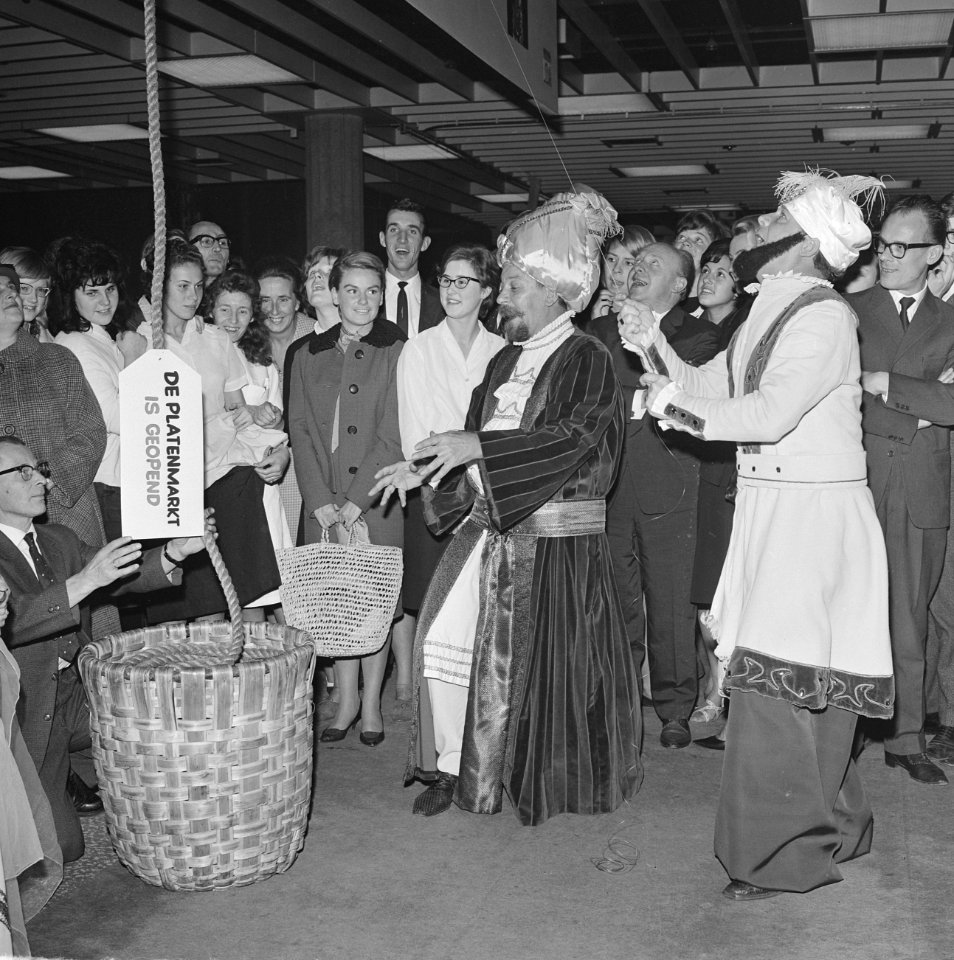 Platenmarkt in Bijenkorf te Rotterdam De Wama's, Bestanddeelnr 915-6177
