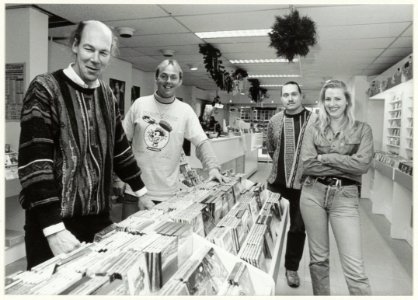 Platenzaak Key en Frankey met Martin Middendorp(links) en Frank Veldkamp ( daarnaast). NL-HlmNHA 54036992