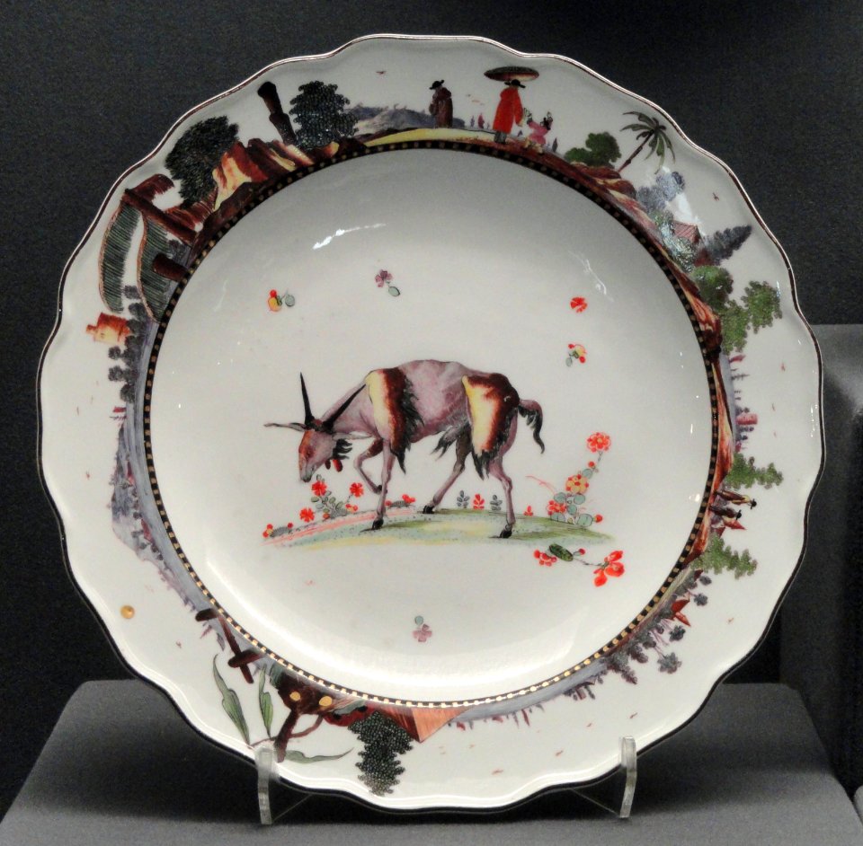 Plate, c. 1740, Meissen, hard-paste porcelain, overglaze enamels, gilding - Gardiner Museum, Toronto - DSC00921