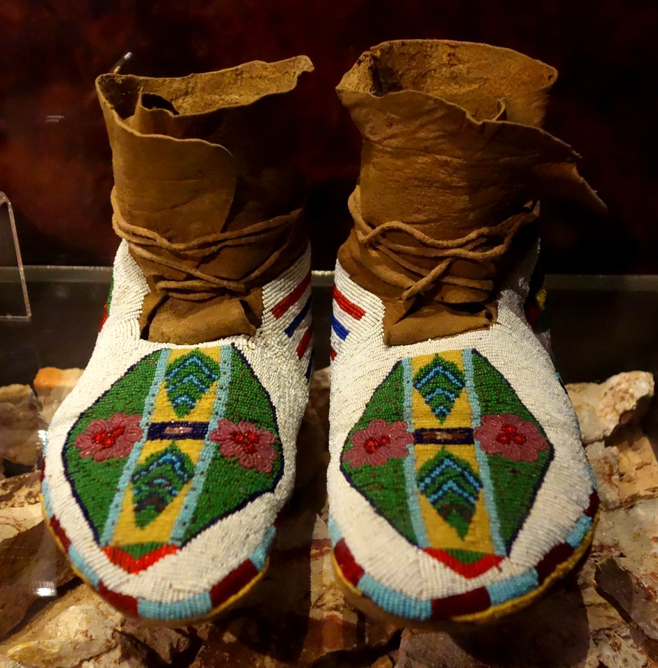 Plateau region moccasins, 1900-1930 - Bata Shoe Museum - DSC00545