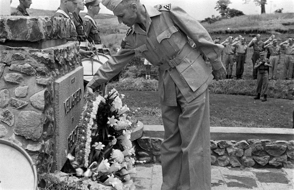 Plechtigheid T-Brigade op Ereveld Tjandi (Candi) Kolonel DRA van Langen legt, Bestanddeelnr 181-3-4