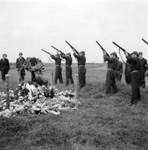 Plechtigheid bij de graven van gefusilleerden te Zijpe en St Pancras, Bestanddeelnr 900-3381
