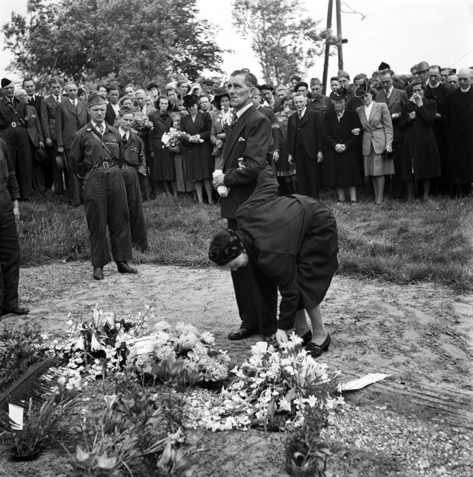 Plechtigheid bij de graven van gefusilleerden te Zijpe en St Pancras, Bestanddeelnr 900-3378