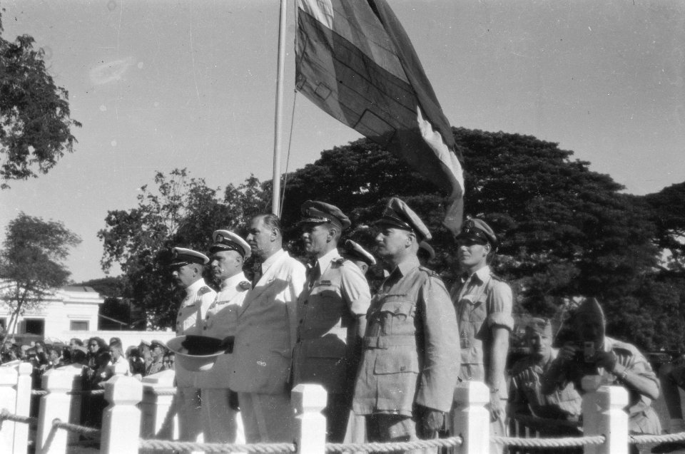 Plechtigheid Batavia. Op het platform staan vice-admiraal A.S. Pinke (2e van lin, Bestanddeelnr 349-6-1