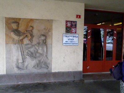 Plastika nalevo od vchodu do školy na nám J. Zajíce, Vítkov