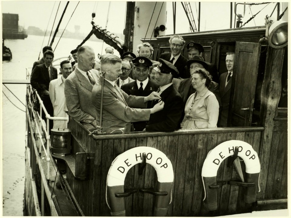 Plechtigheid aan boord van Hospitaalkerkschip De Hoop, links Oterdoom, E. rechts van den Nieuwendijk, F. , NL-HlmNHA 5400464715